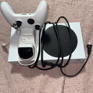 XBOX SERIES S W/CONTROLLER+ CONTROLLER CHARGER